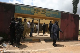 Mưa lớn phá hỏng nhà tù, hơn 100 tù nhân vượt ngục