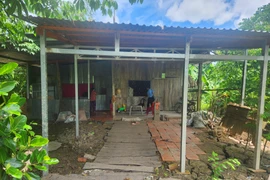 Bé gái 11 tuổi ở An Giang nghi bị cha dượng siết cổ 