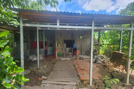 Bé gái 11 tuổi ở An Giang nghi bị cha dượng siết cổ 