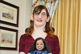 Cuộc hội ngộ của người phụ nữ cao nhất và thấp nhất thế giới