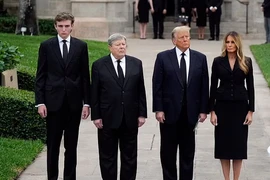 Vẻ ngoài nổi bật của cậu út nhà ông Trump khi vừa xuất hiện trở lại