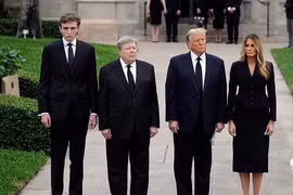 Vẻ ngoài nổi bật của cậu út nhà ông Trump khi vừa xuất hiện trở lại
