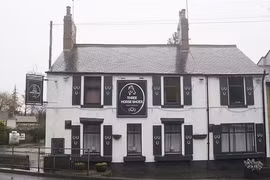 Phát hiện thi thể bé gái trong nhà vệ sinh quán rượu