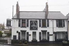 Phát hiện thi thể bé gái trong nhà vệ sinh quán rượu