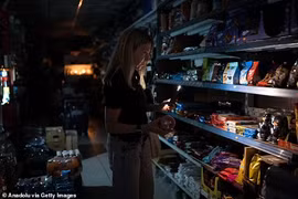 Cuộc sống người dân ở Tây Ban Nha đảo lộn vì mất điện