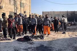 Hãi hùng nhà tù giam giữ hàng nghìn tay súng IS