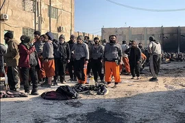 Hãi hùng nhà tù giam giữ hàng nghìn tay súng IS