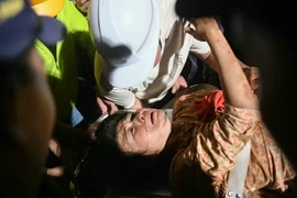 Giải cứu người phụ nữ mắc kẹt 30 tiếng sau động đất ở Myanmar