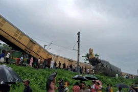 Hiện trường hai đoàn tàu đâm nhau ở Ấn Độ, nhiều thương vong