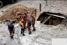 Khoảnh khắc người phụ nữ rơi xuống hố tử thần giữa đường gây sốc