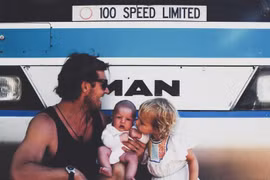 Cặp vợ chồng ở Australia biến xe buýt thành nhà, đưa con chu du khắp đất nước