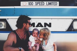 Cặp vợ chồng ở Australia biến xe buýt thành nhà, đưa con chu du khắp đất nước