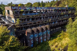 Ám ảnh bên trong chủng viện bỏ hoang giữa rừng hàng chục năm