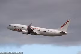 Máy bay hạ cánh khẩn cấp vì hành khách đột tử