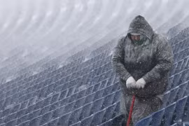 Toàn cảnh nước Mỹ chìm trong băng giá, hơn 90 người chết