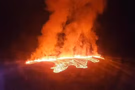 Hãi hùng cảnh núi lửa phun trào ở Iceland