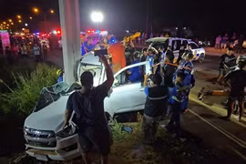 Ô tô nổ lốp đâm vào cột điện, gia đình 5 người thương vong