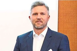 Ứng viên thị trưởng bị nhóm “phù thủy” đánh gãy xương sườn