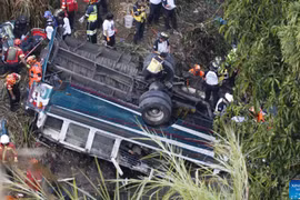 Hiện trường vụ tai nạn xe buýt kinh hoàng khiến 51 người chết