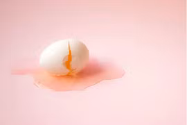 Đập trứng vào trán con để quay TikTok, người mẹ nhận kết đắng