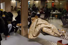 Nhà hát Pháp lo phá sản vì 300 người vô gia cư "chiếm đóng"