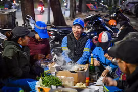 Ấm cúng bữa cơm tiễn năm cũ bên vỉa hè