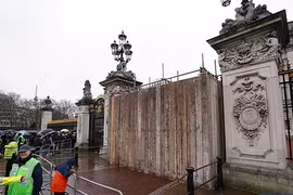 Bắt giữ tài xế lao xe vào cổng Cung điện Buckingham