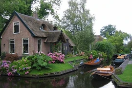 Choáng ngợp trước ngôi làng không có đường đi đẹp như tranh vẽ