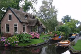 Choáng ngợp trước ngôi làng không có đường đi đẹp như tranh vẽ