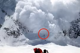 "Phép lạ" với người đàn ông bị chôn vùi trong vụ lở 1.000 tấn tuyết