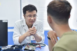 Hít 10 quả bóng cười mỗi tuần, nam thanh niên 26 tuổi liệt thần kinh