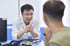 Hít 10 quả bóng cười mỗi tuần, nam thanh niên 26 tuổi liệt thần kinh