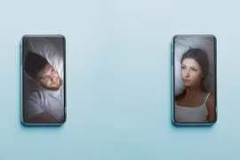 Không thể đụng chạm, đôi yêu xa 'ngủ cùng nhau' qua video call