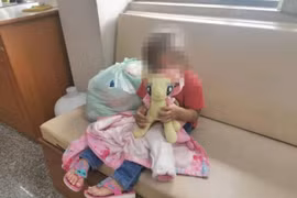 Chồng mới không thích con riêng, bé gái bị bạo hành rồi bỏ rơi