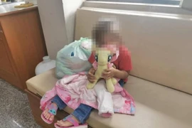 Chồng mới không thích con riêng, bé gái bị bạo hành rồi bỏ rơi