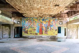 Bên trong khu nghỉ dưỡng sang trọng bị bỏ hoang, đổ nát của Liên Xô cũ