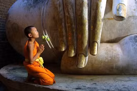 Phật hỏi: "Chăn làm cho người ấm hay người làm cho chăn ấm?"