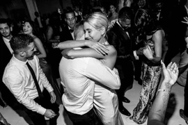 Justin Bieber dùng răng cởi nịt tất cho vợ trong ngày cưới khiến fan bấn loạn