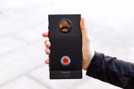 Fast and the Furious 9: Dom lái siêu xe, nhưng xài điện thoại “dỏm”