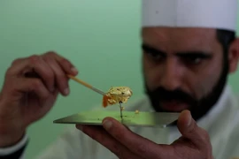 Miếng socola đắt giá nhất hành tinh luôn có hai người canh giữ