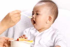 Bố mẹ cho ăn dặm kiểu này khiến bé 5 tháng bụng đầy sỏi