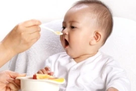 Bố mẹ cho ăn dặm kiểu này khiến bé 5 tháng bụng đầy sỏi