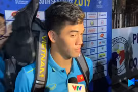 Trêu chọc đồng đội đang phỏng vấn là ‘truyền thống’ của hội cầu thủ