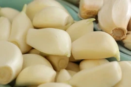 Dùng tỏi trị đau tai gây mất ngủ, người đàn ông phải nhận kết đắng