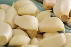 Dùng tỏi trị đau tai gây mất ngủ, người đàn ông phải nhận kết đắng