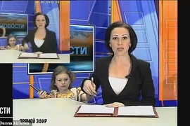 Bé gái xen ngang khi mẹ đang đọc bản tin truyền hình