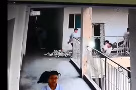 Gãy lan can, 2 học sinh Trung Quốc rơi từ tầng 4 thương vong