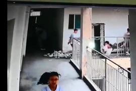 Gãy lan can, 2 học sinh Trung Quốc rơi từ tầng 4 thương vong
