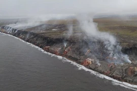 Ngọn đồi tự bốc khói liên tục hàng nghìn năm ở Canada