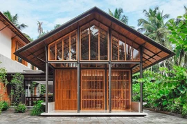 Nhà gỗ nhìn ngoài đơn giản nhưng bên trong đẹp khó rời mắt